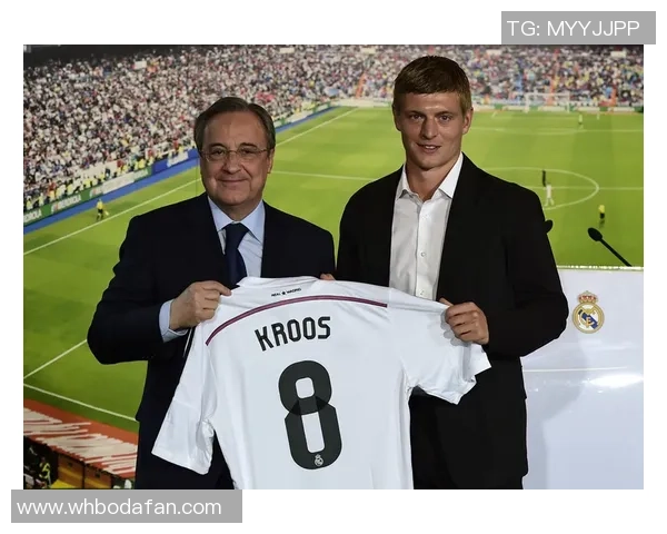 足球明星街头闲逛 亲民日常大揭秘 星光背后的真实一面